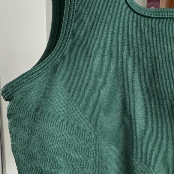 Knix - Good to Go Seamless Crop Tank in Peppermint (green) - Picture 3 of 7